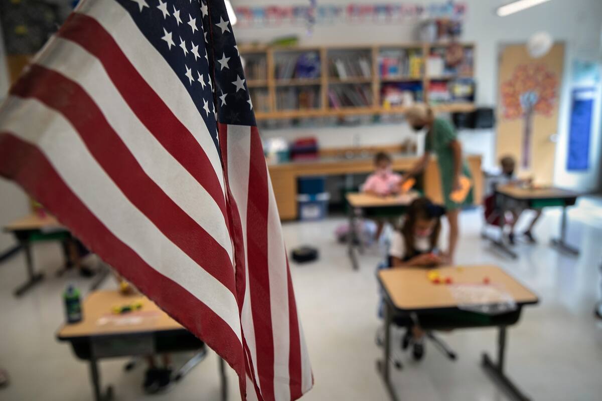 La paraeducadora Kim Caruso ayuda a Harper Shea, en su primer día de jardín de infantes el 9 de septiembre de 2020 en Stamford, Connecticut