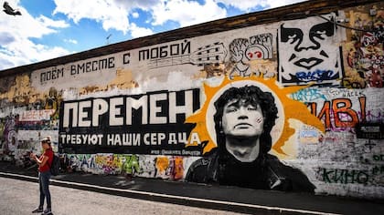 “La pared de Tsoi” en Moscú, Rusia, es costumbre que los fans dejen un cigarrillo encendido en el cenicero junto a la pared
(Foto: https://argent-pub.com)