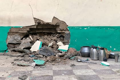La pared de una mezquita, dañada tras un atentado suicida en la ciudad de Kandahar, en el suroeste de Afganistán, el 15 de octubre de 2021. (AP Foto/Sidiqullah Khan)