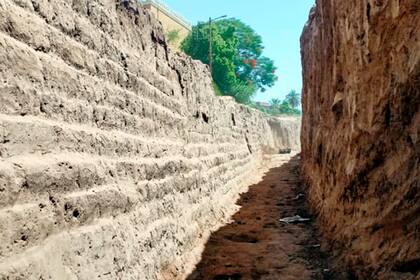 La pared del muro está hecha de 17 hileras de ladrillos de barro