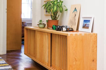La pared del pasillo de entrada avanzó varios centímetros, para ampliar el baño y poder incorporar la bañera. Sobre esta, un mueble zapatero colgante (Broca).