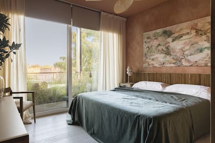 La pared parece estucada, pero en realidad es un empapelado de Mercedes Costal. Obra de Daniela Ramsfelder (Diderot.Art). Cama y revestimiento varillado (Talleres Sustentables). Textiles (Tienda Mayor).