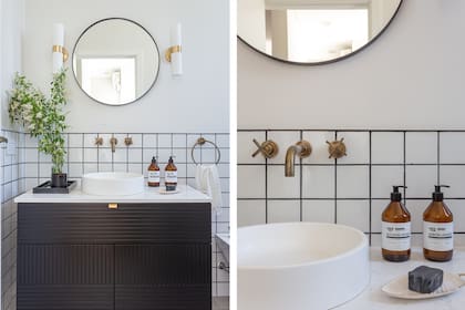 La pared se revistió hasta la mitad con azulejos de 10x10 en blanco brillante (Blaisten) con pastina negra. Espejo redondo (Jungla) entre los dos apliques de pared ‘L28’ (Astor Luces).