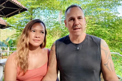 La pareja abandonó la ciudad y se mudó a la isla Bohol para construir su casa autosuficiente