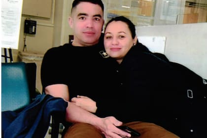 La pareja acudió a la oficina para una entrevista sobre su solicitud de Parole in Place, pero el ICE arrestó a la mujer de manera sorpresiva
