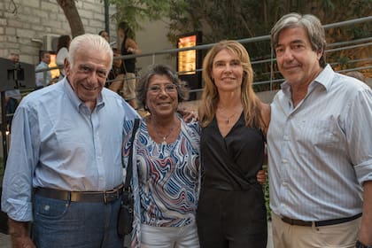 La pareja anfitriona, acompañada por Alberto Blaquier y María Emilia Mazzei, en el Espacio Cabrales, en el centro marplatense, donde la muestra podrá visitarse hasta el 10 de marzo. Alejandro es integrante de la galería Diego Ortiz Mugica.