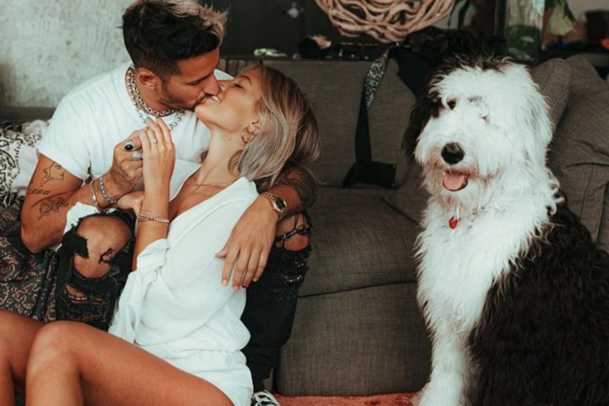 La pareja anunció la feliz noticia de su compromiso