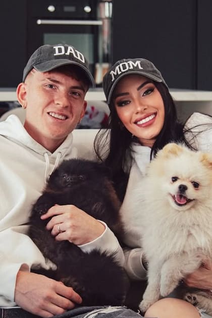 La pareja anunció que estaban esperando un bebé a través de sus redes sociales. En el posteo, participaron Milo y Konan, los dos perros pomeranian que los acompañan a todos lados