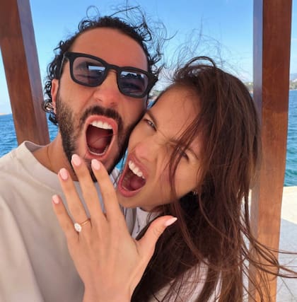La pareja anunció su compromiso en las redes en marzo de 2026, durante un viaje a Grecia