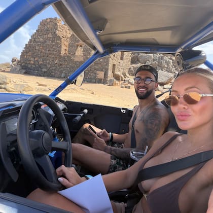 La pareja aprovechó para recorrer los paisajes áridos de la isla a bordo de un buggy 4x4, posando relajados con lentes de sol y el clásico estilo veraniego (Foto: Instagram/@ludisabella)