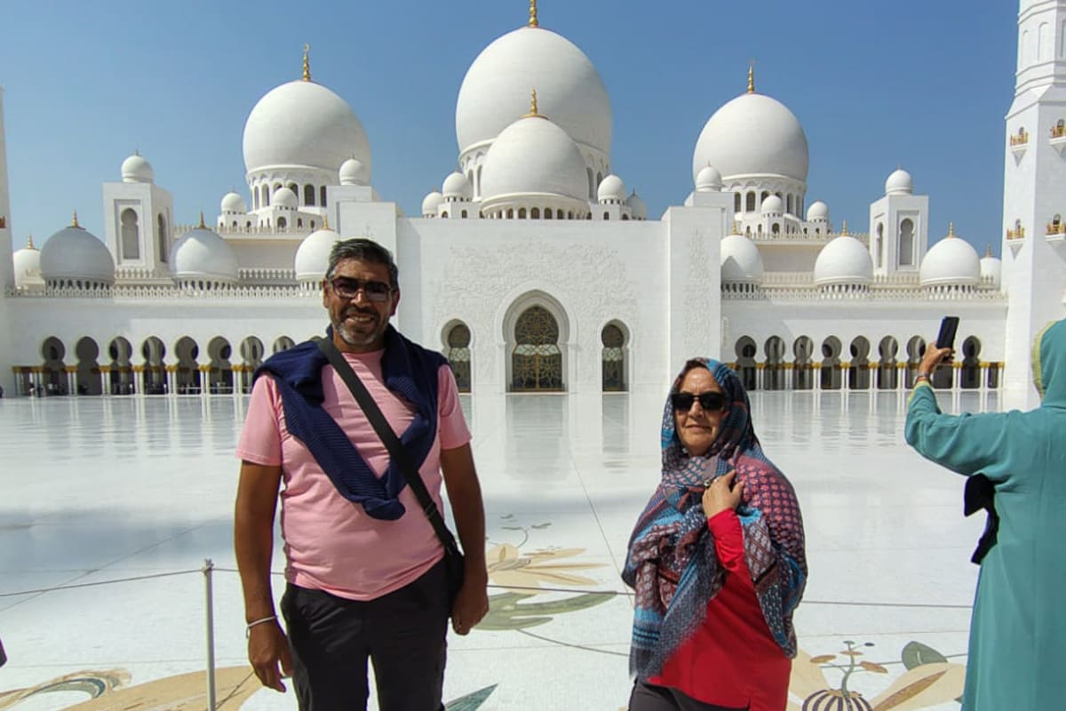 La pareja argentina frente a la mezquita Sheikh Zayed en Abu Dabi