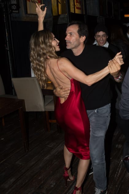La pareja baila todo tipo de ritmo: cumbia, cuarteto y hasta se movieron al ritmo de "Despechá", de Rosalía.