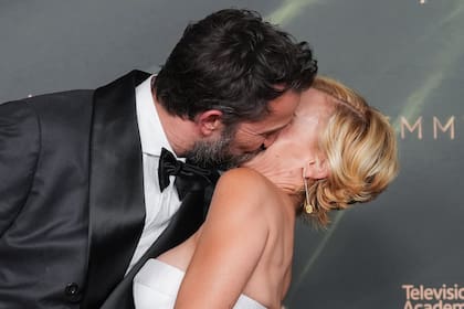 La pareja besándose apasionadamente en la última entrega de los premios Emmy