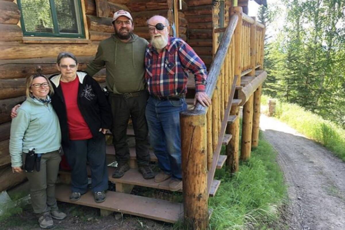 La pareja británica de ganadores del reality show Win the Wilderness de visita en la cabaña que obtuvieron como premio con sus antiguos dueños: Duane Ose, que hoy reclama la propiedad como suya; y Rena, su esposa, que murió el pasado mayo