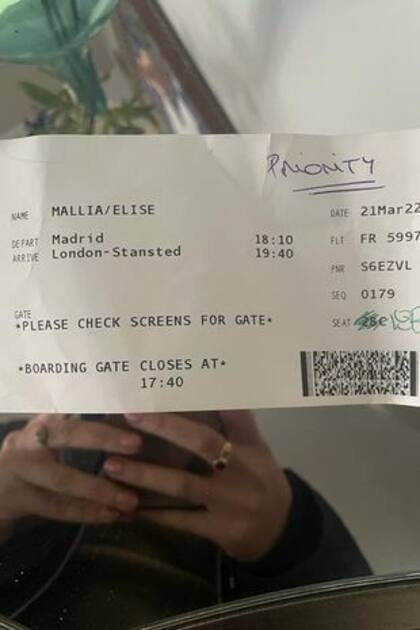 La pareja capturó sus pases de abordar en al menos tres ocasiones, pero nadie se dio cuenta del error