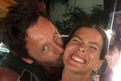 La pareja celebró el jueves por la noche en la fiesta de despedida de un amigo cercano.