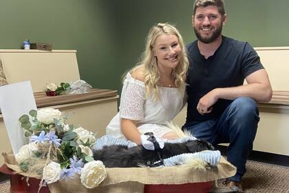 La pareja celebró su boda en la veterinaria (Foto Facebook VCA Veterinary Emergency Service & Veterinary Specialty Center)
