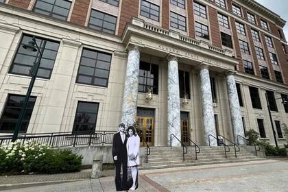 La pareja Chilcutt en la fotografía de su boda en el edificio Juneau en Alaska (Facebook)