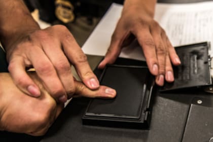 La pareja colombiana desconocía los motivos exactos de la detención, lo que llevó a uno de ellos a faltar a su siguiente cita