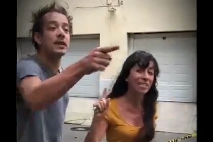 La pareja comenzó a agredir a los vecinos y la mujer argentina lanzó repudiables frases discriminatorias hacia la mexicana