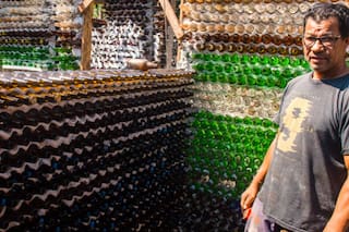 No podían pagar el alquiler y construyeron su propia casa con más de 10.000 botellas de vidrio