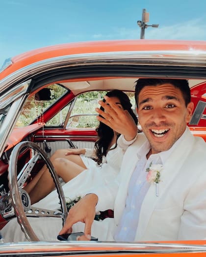 La pareja compartió divertidas postales de su casamiento en las redes sociales