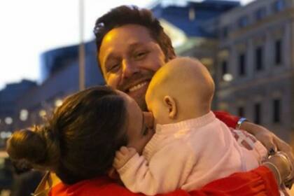 La pareja compartió la primera foto "oficial" de su pequeña, y muchos otros famosos se pronunciaron en las redes con motivo de la celebración