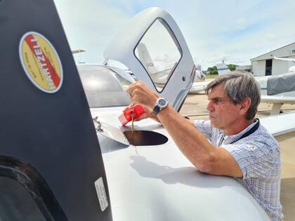 La pareja compró el avión Cirrus SR22 2008 en 2018 con la idea de emprender este viaje