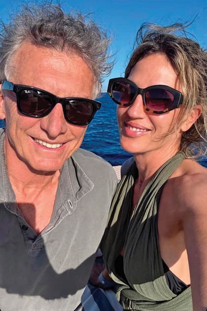 La pareja, con el Mediterráneo de fondo