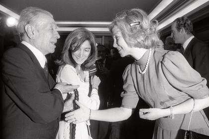 La pareja con la reina Sofía de España. Detrás se observa al rey emérito Juan Carlos. Fue en Madrid, en 1980.