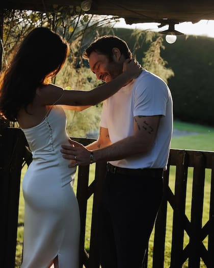 La pareja confirmó la especial noticia con una romántica producción de fotos (Captura: Instagram)