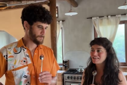 La pareja construyó su propia casa de barro basada en los principios de la bioconstrucción en Los Hornillos, Córdoba (Foto: Instagram @ailuzceleste)