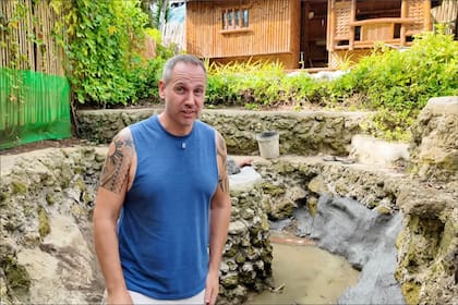 La pareja construyó un estanque al lado de una piscina en el patio de la casa autosuficiente