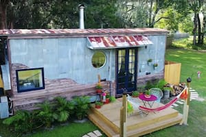 La pareja construyó una minicasa de madera en un terreno familiar