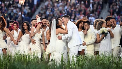 La pareja contó con el visto bueno de Bad Bunny para dar el sí en pleno escenario