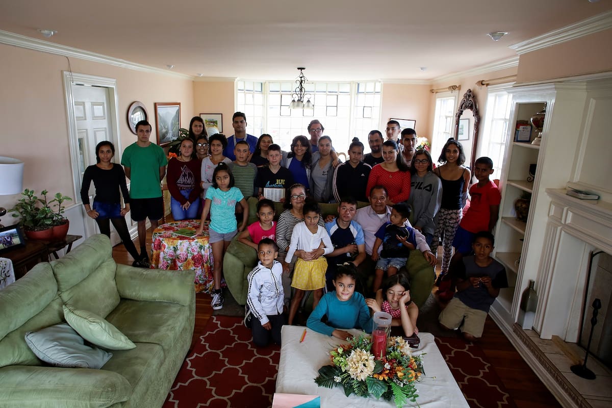 La pareja costarricense formada por Melba Jiménez y Víctor Guzmán, padres de 31 niños adoptados que viven en su hogar, lo ha hecho durante las últimas seis semanas a medida que la pandemia se extendía por América Latina