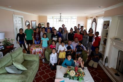Los costarricenses Melba Jiménez y Víctor Guzmán, con sus 31 chicos en cuarentena
