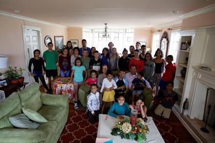 La pareja costarricense formada por Melba Jiménez y Víctor Guzmán, padres de 31 niños adoptados que viven en su hogar, lo ha hecho durante las últimas seis semanas a medida que la pandemia se extendía por América Latina