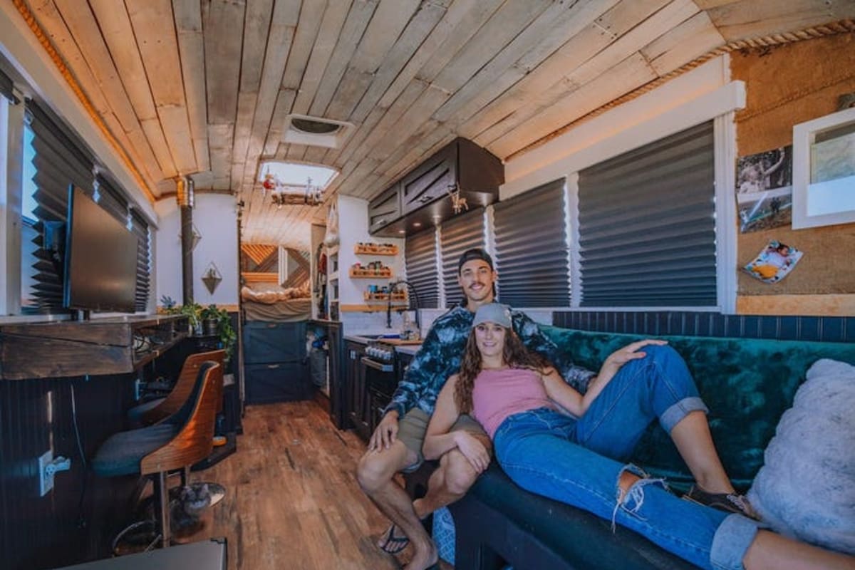 La pareja de 26 y 25 años comenzó su aventura sobre ruedas en 2019 pero en 2020 decidieron renovar "las inesperadas fallas" que encontraron. Imagen: Insidider