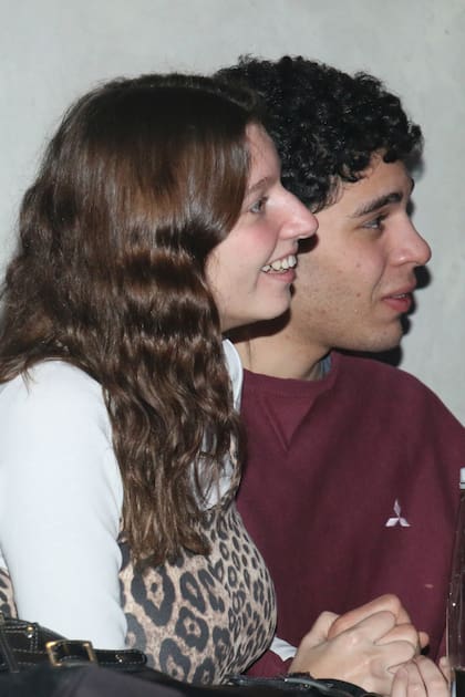 La pareja de actores, Margarita Páez y Balthazar Murillo, disfrutan de la mano la función especial de Sex