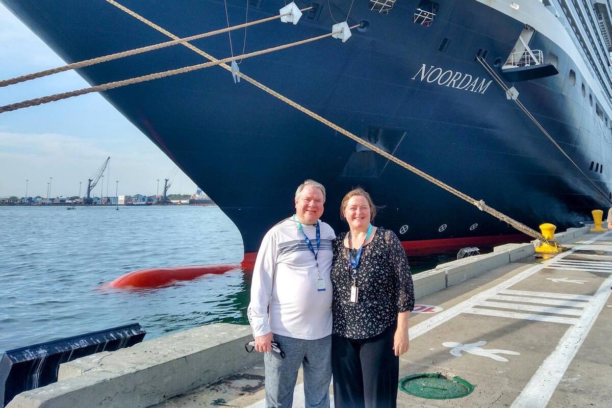 La pareja de Angelyn y Richard Burk a bordo del crucero Carnival Cruise Line