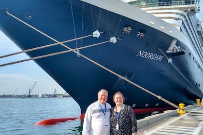 La pareja de Angelyn y Richard Burk a bordo del crucero Carnival Cruise Line