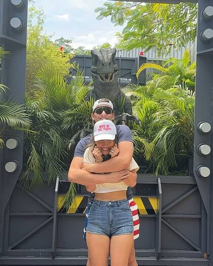 La pareja de artistas se mostró de viaje en Universal Studios en Orlando
