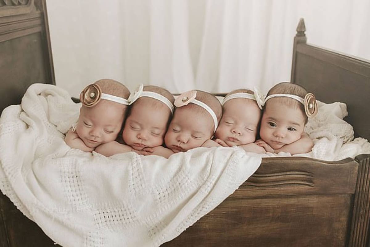 La pareja de Heather y Priscilla tenían una hija pero soñaban con otro bebé, pero pronto descubrieron, con enorme sorpresa, que estaban esperando cinco niñas, que nacieron en el mes de agosto pasado