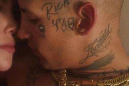 La pareja de L-Gante y Wanda Nara aparece en la cama como un adelanto del tema del cantante "El último romántico", que se estrena el próximo jueves