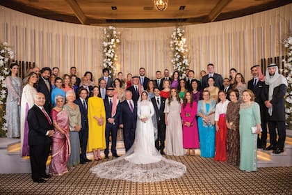 La pareja de recién casados posa con toda la familia.