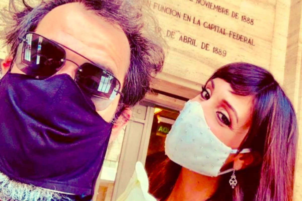 La pareja decidió casarse y compartió imágenes de su unión, en la que participaron sus dos hijos y amigos