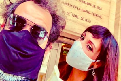 La pareja decidió casarse y compartió imágenes de su unión, en la que participaron sus dos hijos y amigos