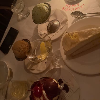 La pareja degustó una selección de postres durante su cena romántica (Foto: Instagram @dualipa)