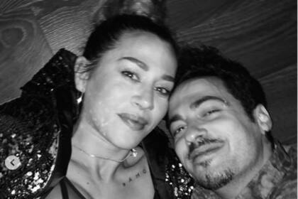 La pareja desmintió los rumores de separación celebrando sus seis meses juntos y compartiendo fotos en Instagram.